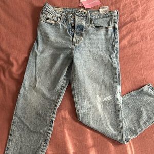 Levi’s Wedgie Straight fit size 29P - never worn tags still on!!